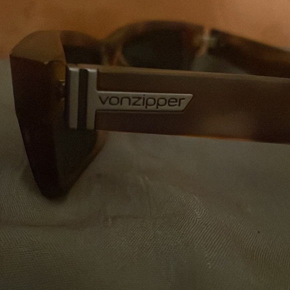 Zonzipper sun glasses. - Picture 4 of 4